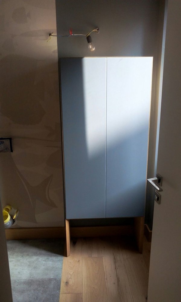 Mobile bagno con ante bianche e struttura in legno