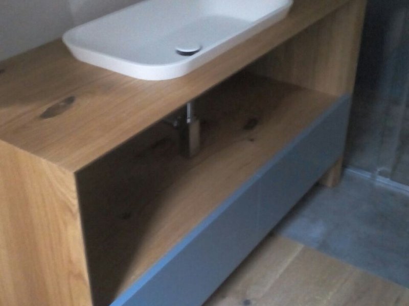 Mobile bagno a terra in legno con piano lavabo integrato