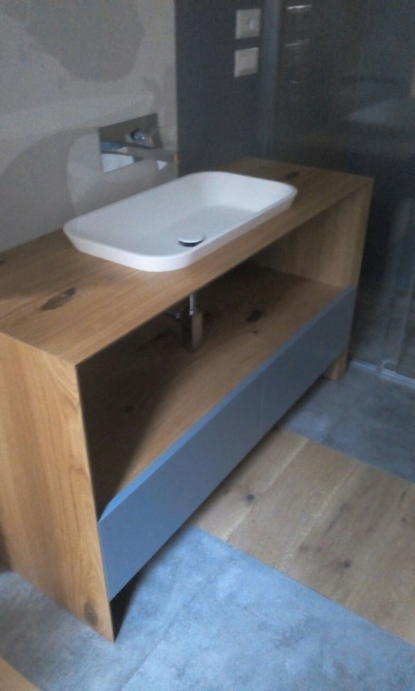 Mobile bagno a terra in legno con piano lavabo integrato