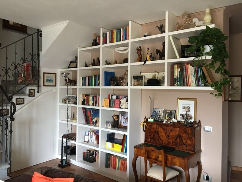 Libreria sottoscala su misura