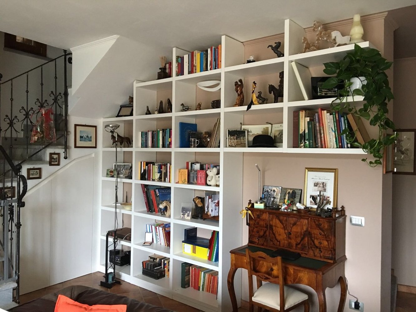Libreria sottoscala su misura