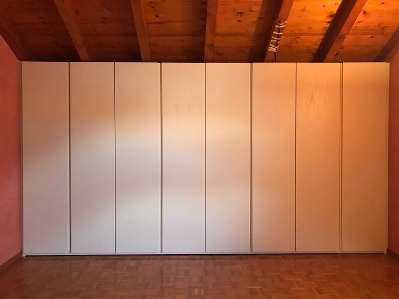 Armadio sottotetto in legno con ante battenti