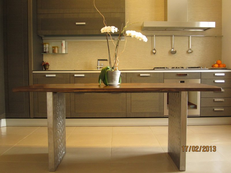Tavolo cucina con piano in legno massello
