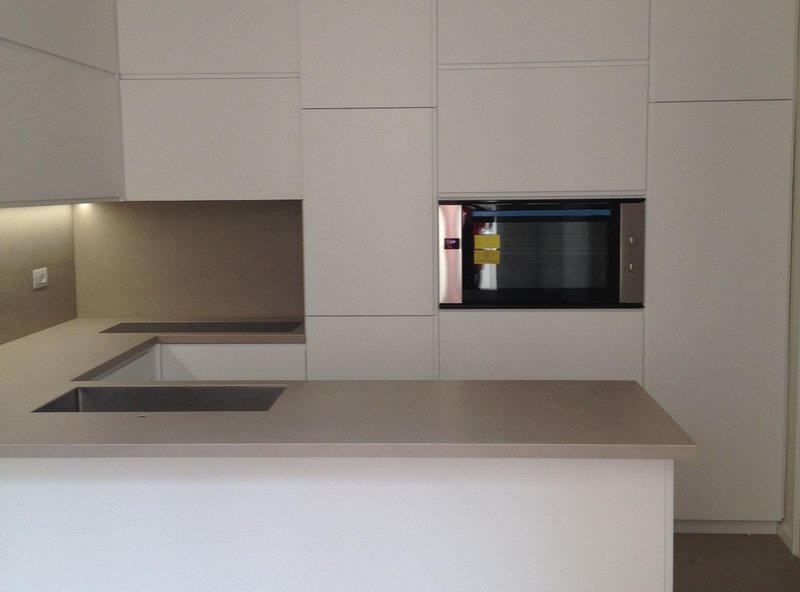 Cucina bianca minimal con colonne e gola