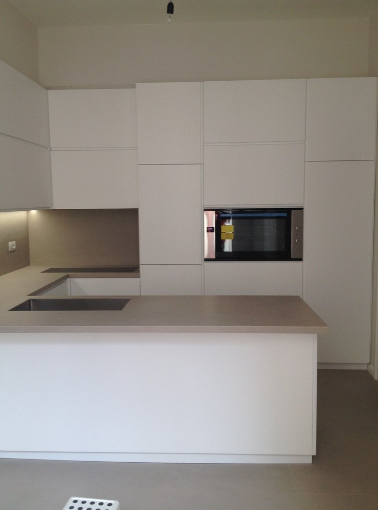 Cucina bianca minimal con colonne e gola