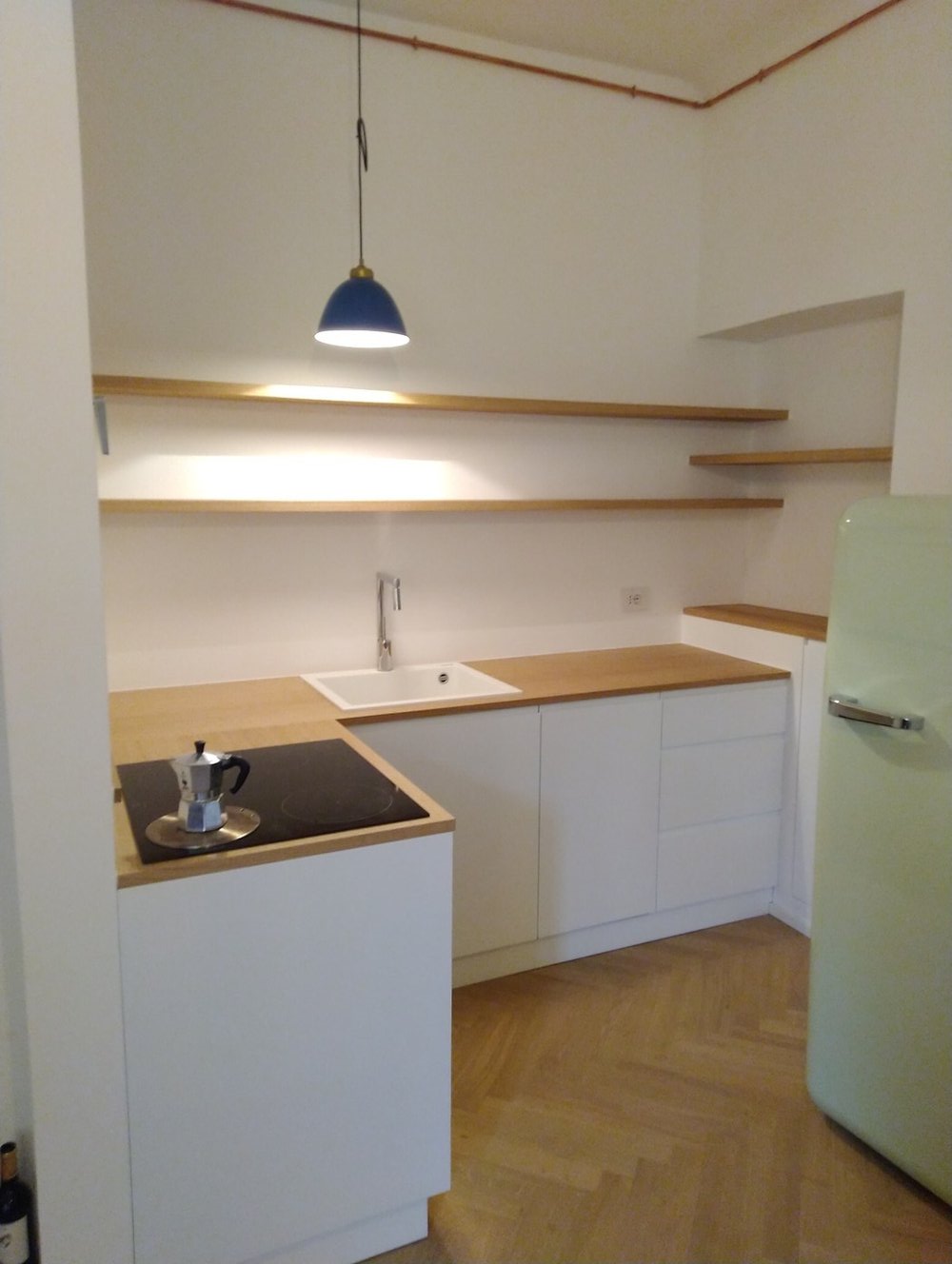 Cucina compatta con mensole in legno