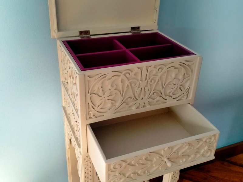 Mobiletto decorato con ribalta e vano interno