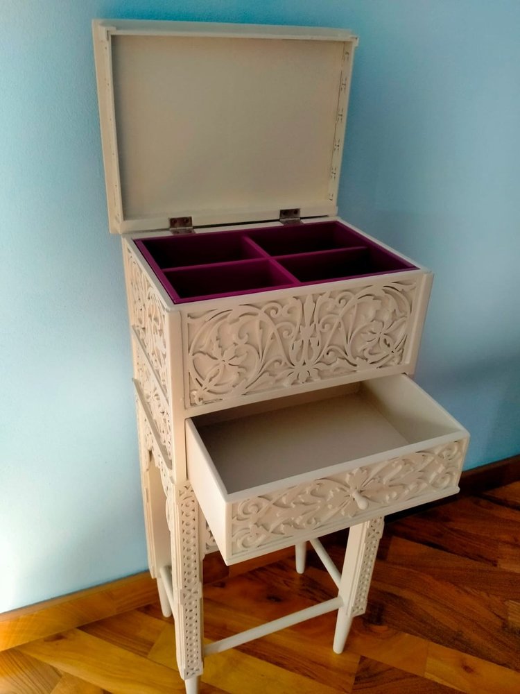 Mobiletto decorato con ribalta e vano interno