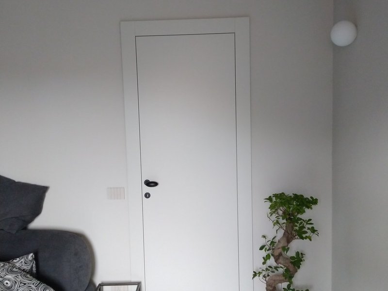 Porta in legno bianco