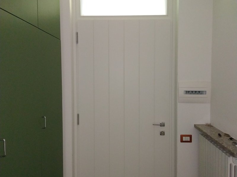 Portoncino di ingresso blu su misura