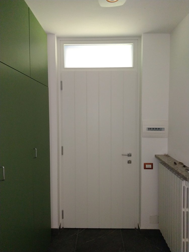 Portoncino di ingresso blu su misura