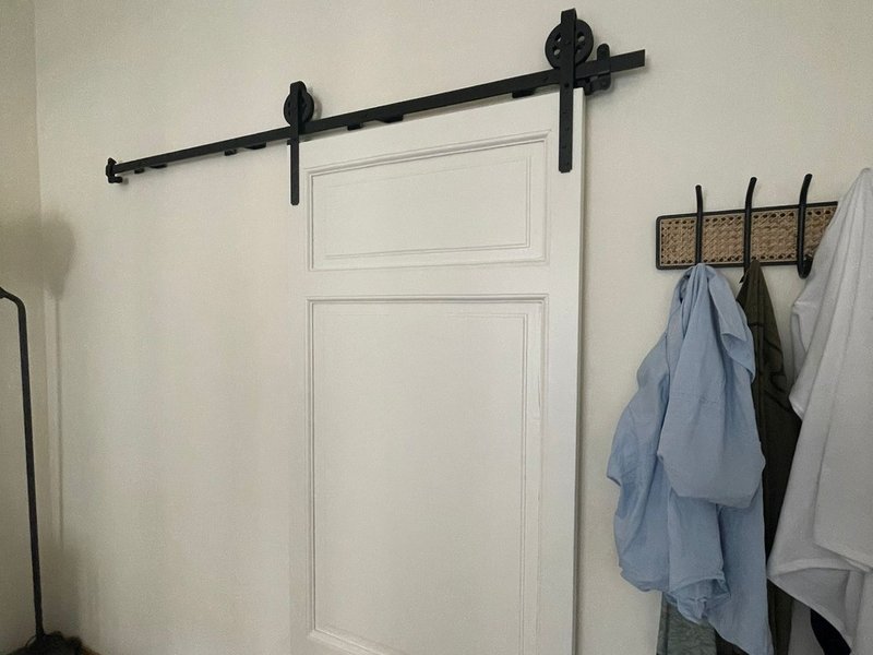Porta scorrevole stile barn door laccata bianca