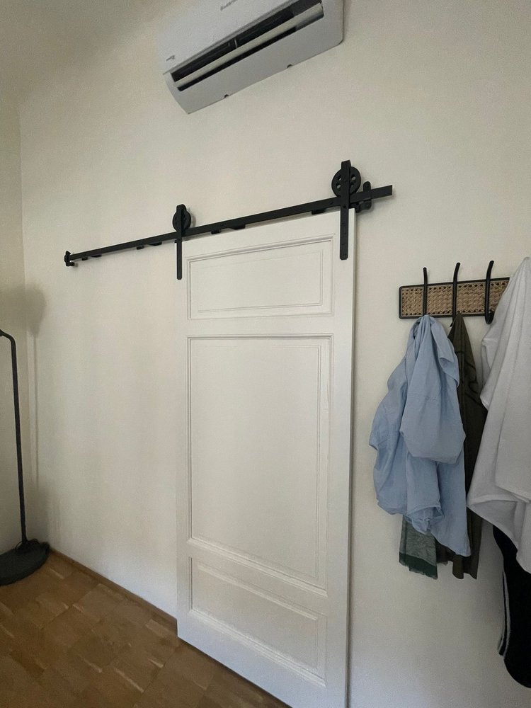 Porta scorrevole stile barn door laccata bianca
