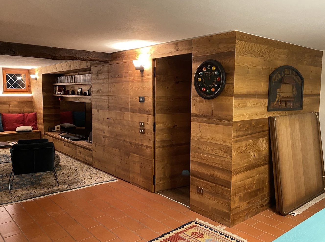 Taverna rivestita in legno con mobile bar e camino
