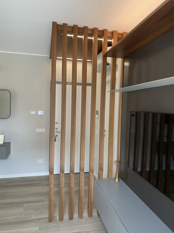 Ingresso con boiserie e separatore a listelli